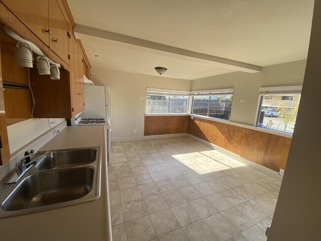 Building Photo - 943 Nipomo Ave