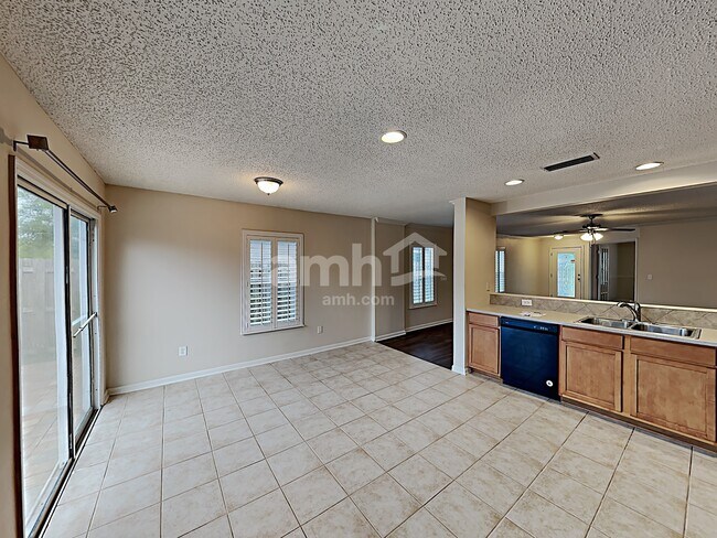 Building Photo - 562 MacKenzie Cir