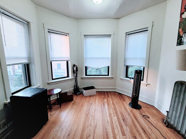 Building Photo - 709 W Cornelia Ave
