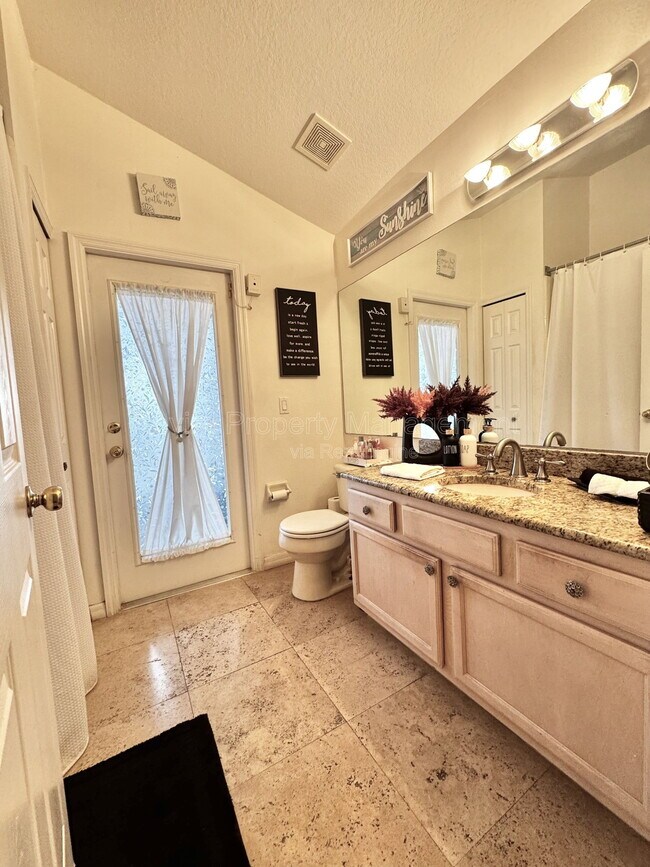Foto del edificio - 2561 The Oaks Blvd