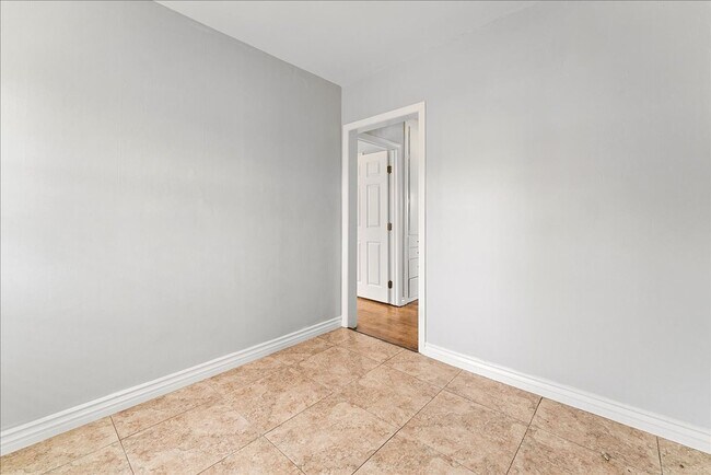 Building Photo - Beautiful Two Bedroom Apartment Minutes Fr...