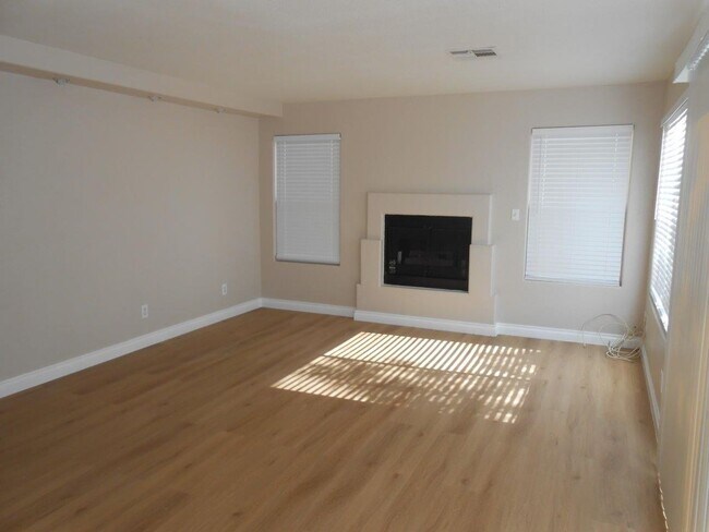Building Photo - Great 2 Story Home in the NW