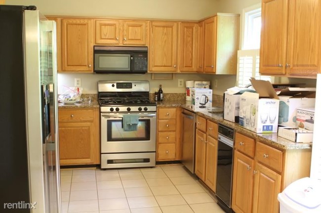 Building Photo - 4741 Gainsborough Dr