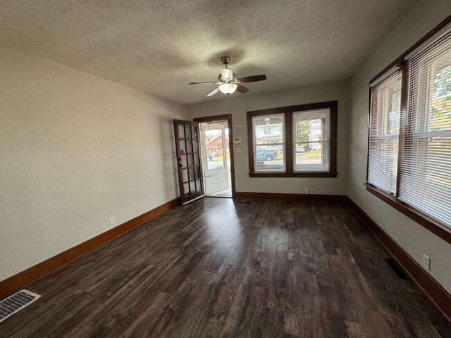 Foto del edificio - BIG SPACE. MODERN COMFORT. UNBEATABLE VALUE: 3 Bed, 2 Bath Duplex Delight!