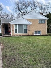 Building Photo - 2200 Old Glenview Rd