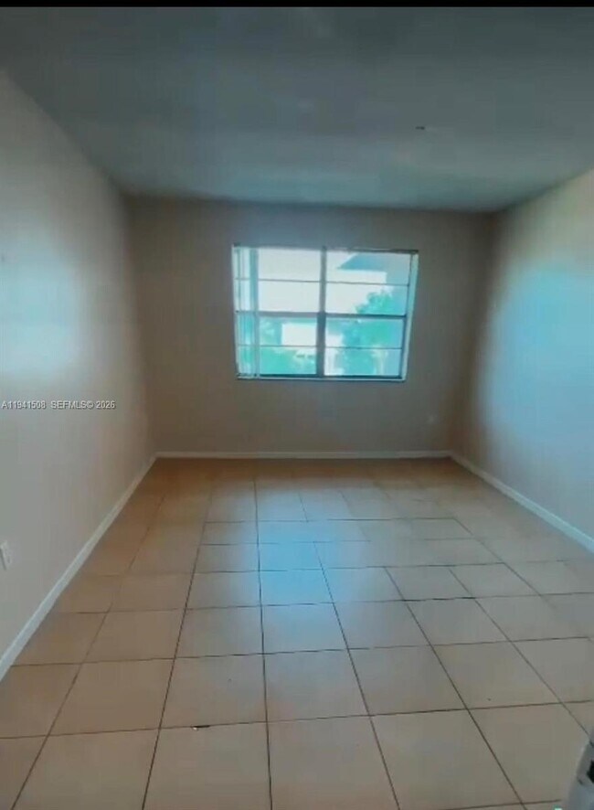 Foto del edificio - 301 NW 177th St