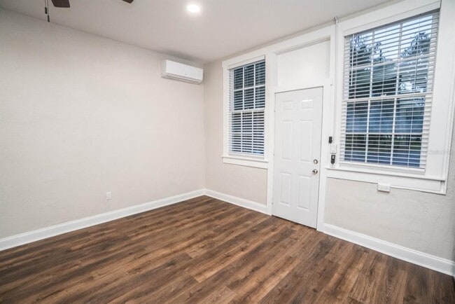 Foto del edificio - 1700 Park St N