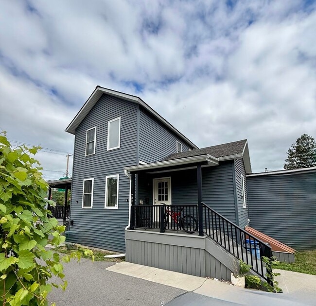 Building Photo - 209 S Meadow St