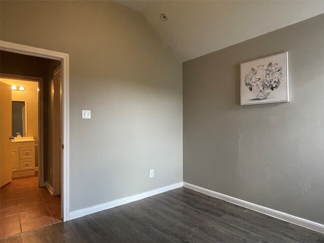 Foto del edificio - 811 Forest Hillside Ln