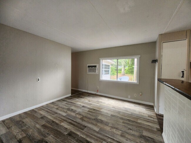 Foto del edificio - FRESHLY PAINTED AND NEW FLOORING! 2 Bed 1 Bath With Screened Porch