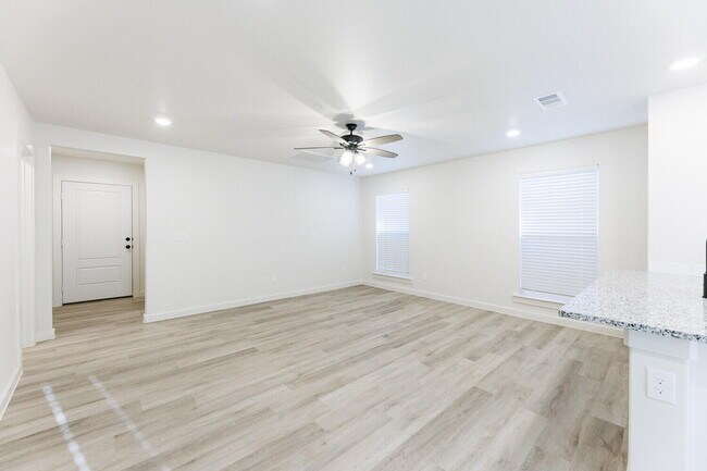 Foto del edificio - 6313 Volney Ave