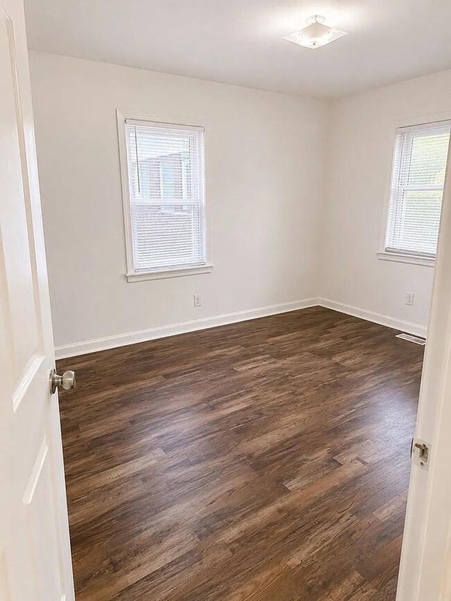Building Photo - Room in Apartment on Overland Heights