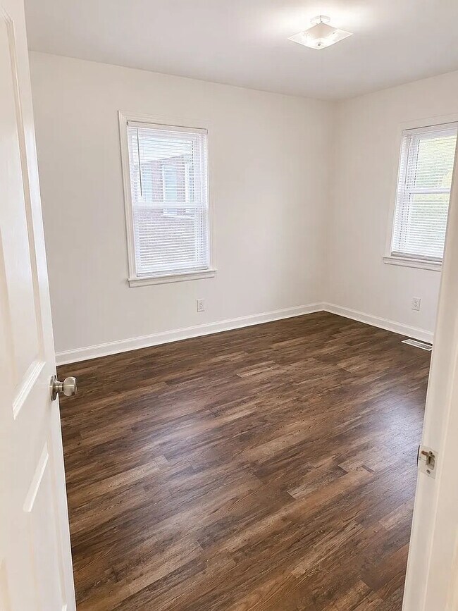 Foto del edificio - Room in Apartment on Overland Heights