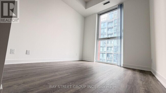 Photo du bâtiment - 180 Front St E