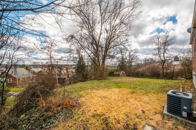 Building Photo - UPDATED & READY FOR MOVE IN 3 BEDROOM IN N...