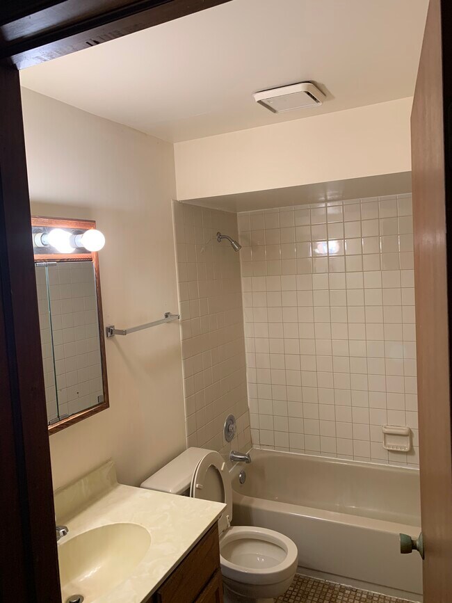 Baño completo y medio baño adicional - 1200 Whispering Hills Ct