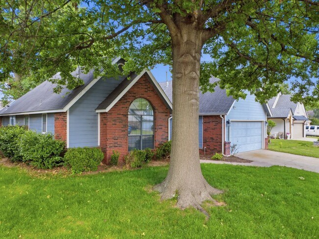 Building Photo - Large 3 bedroom, 2 bath home in Broken Arrow School District.