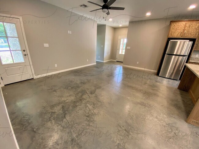 Building Photo - South LC - 3BR/2BA with Carport & Custom Features