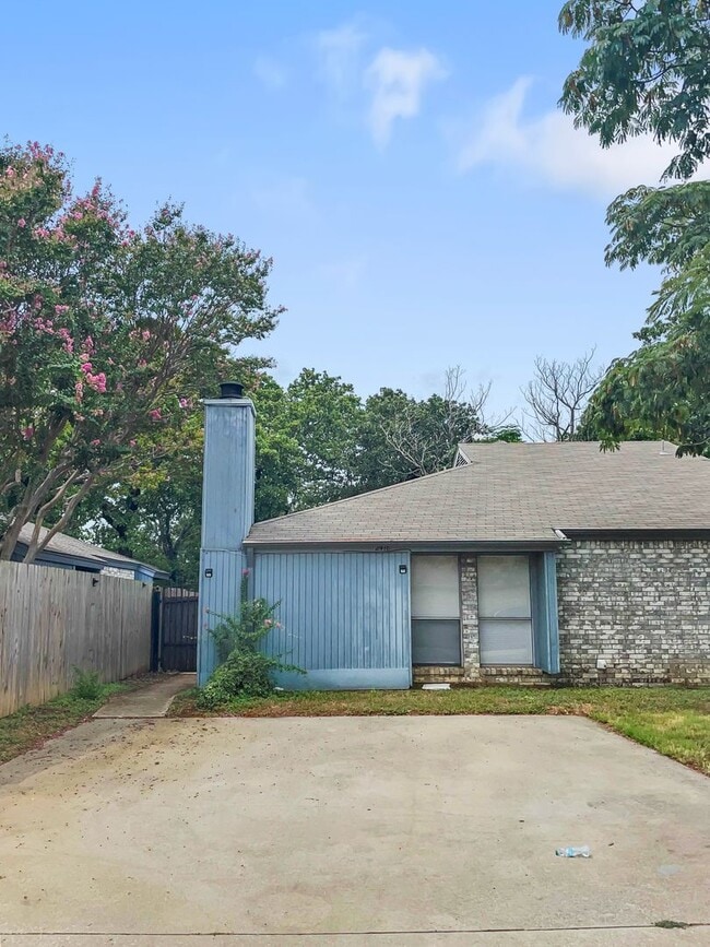 Building Photo - 2412-2416 Windy Pine Ln