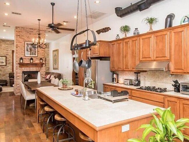 Foto del edificio - 1000 E 8th St