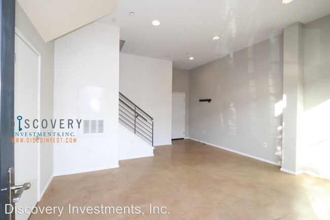 Building Photo - 2 br, 2.5 bath House - 1214 66th St.