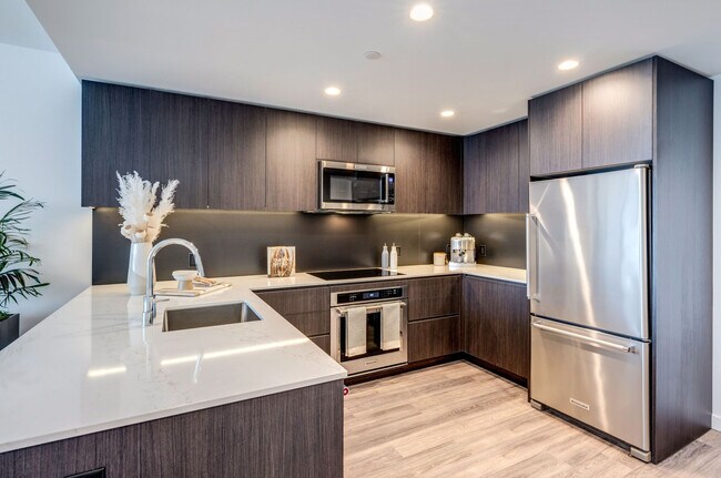 Building Photo - REN