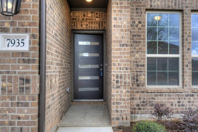 Building Photo - 7935 Tindarey Maple Trace