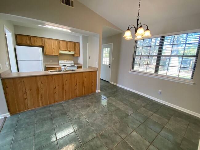 Foto del edificio - 4 bedroom 2 bath in Village Green