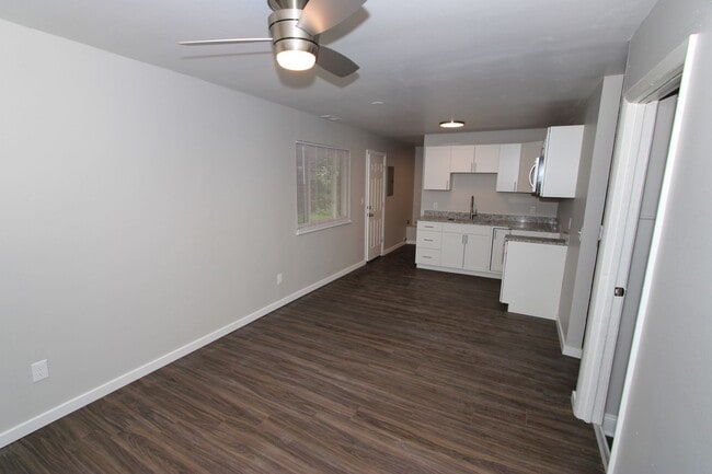 Foto del edificio - 4 bedroom 1 bathroom SF House