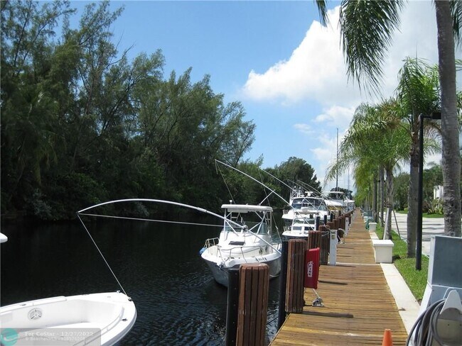 Building Photo - 6473 Bay Club Dr