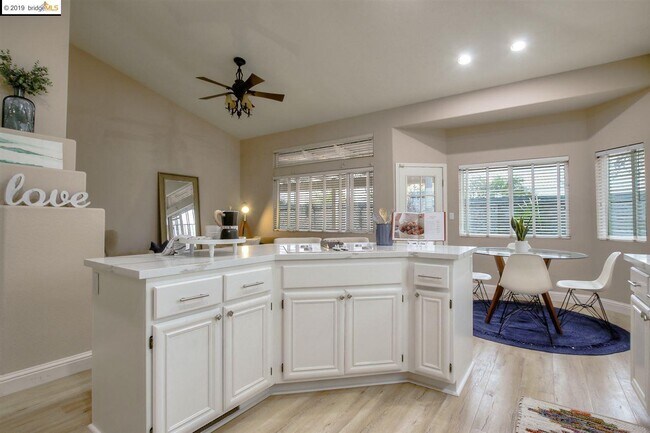 Building Photo - 2450 Palm Ct