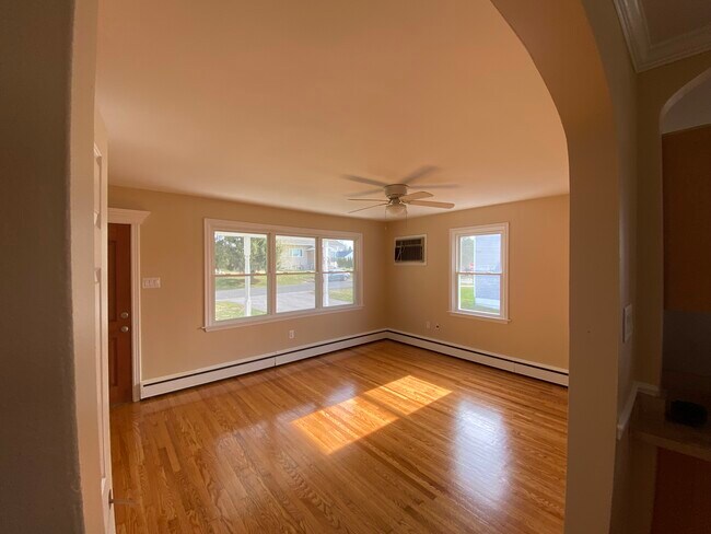 Building Photo - 207 Hickory Ave