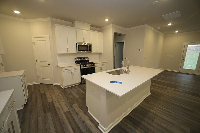 Foto del edificio - 4-Bedroom, 3-Full Bath Home with 2 Car Garage in Durham!