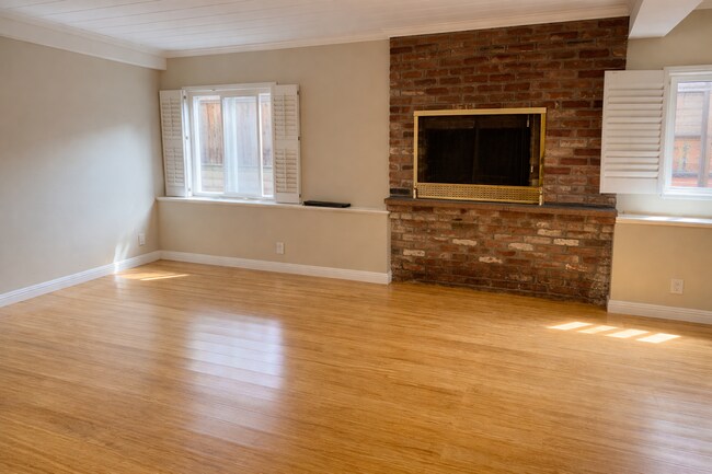 Sala de estar con luz natural brillante. - 1111 North Rd