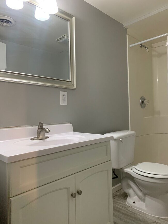 Building Photo - Stunning 3 Bedroom 2 Bathroom Townhome in ...