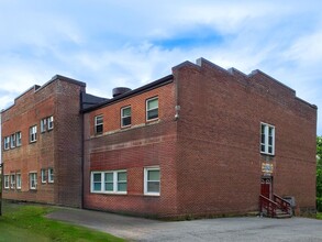 Building Photo - 100 School St