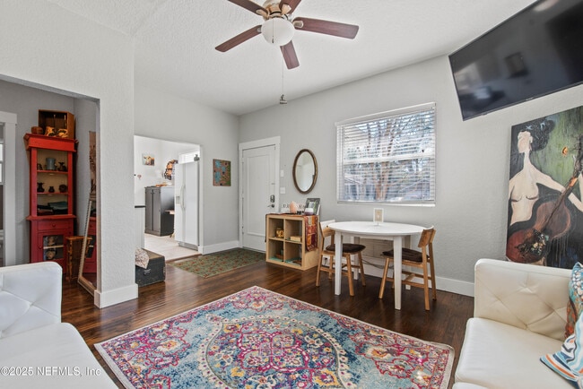 Foto del edificio - 909 Cedar St