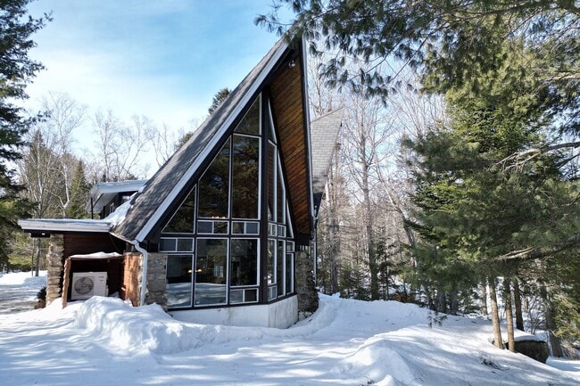 Building Photo - 8 Pl. d'Artois