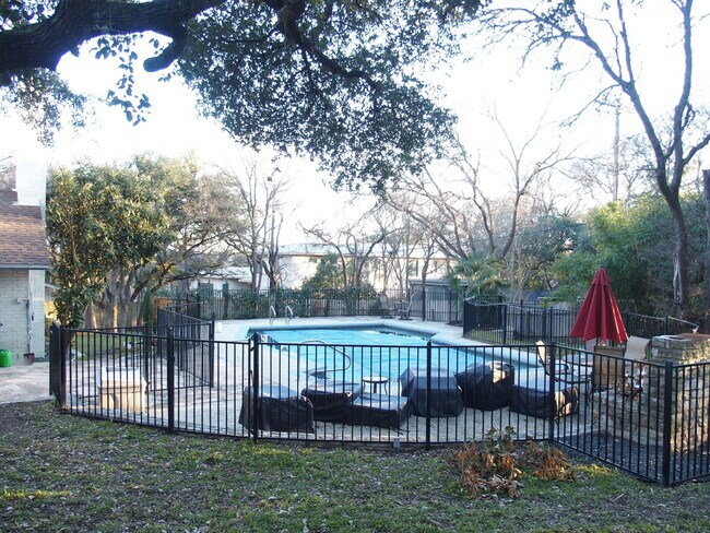 Foto del edificio - 2604 Rollingwood Dr