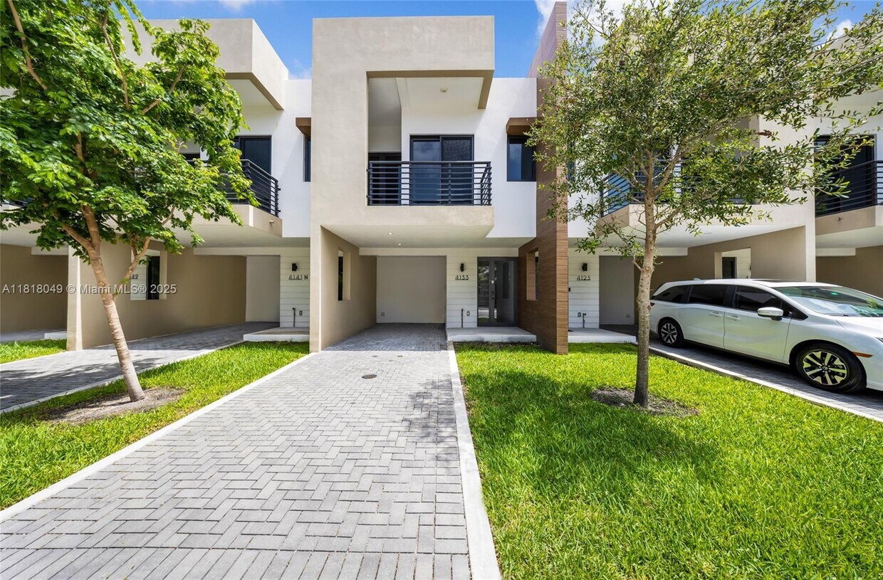 Primary Photo - 4133 N Oak Pl