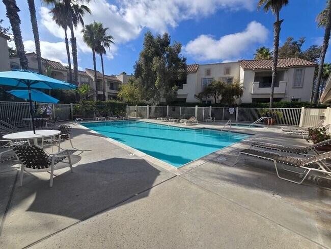 Foto del edificio - Private Ground-Level Condo in the Heart of Carmel Valley