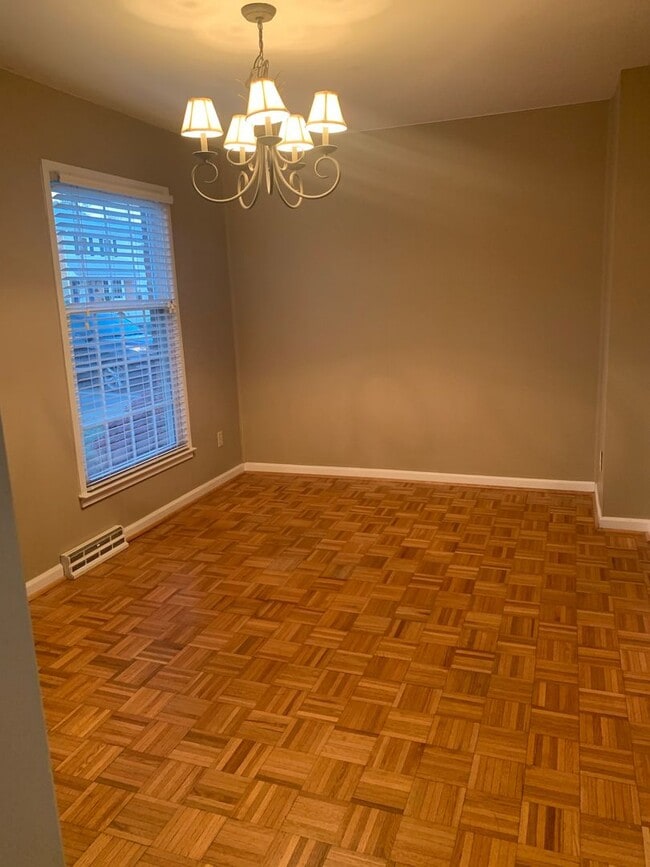 Building Photo - Spacious End Unit Townhouse
