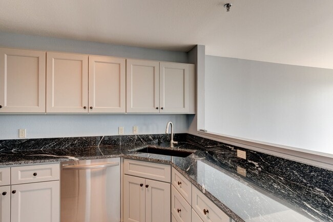 Building Photo - 2 Bed 2 Bath Water View Condo - Water/Sewe...