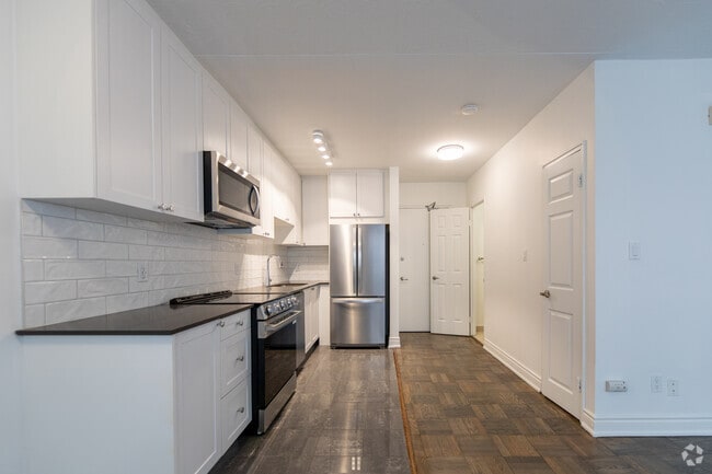 BACHELOR - 430SF - kitchen - 1150 Kingston Rd