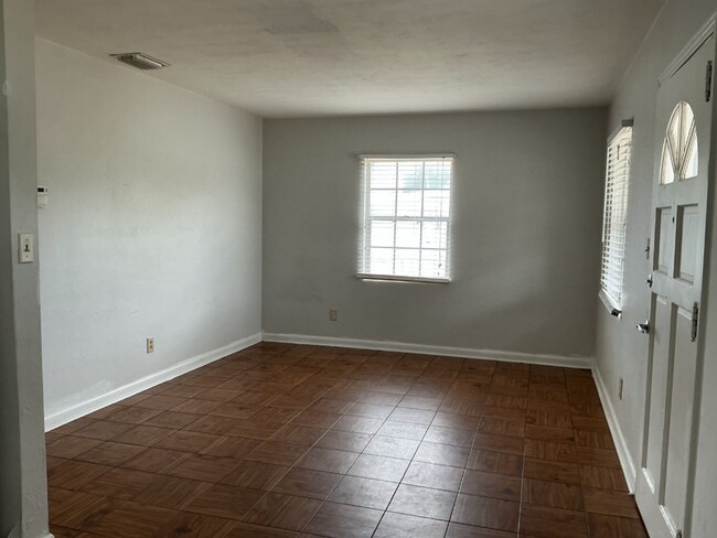 Foto del edificio - Cozy 3BR Near Cleveland Heights