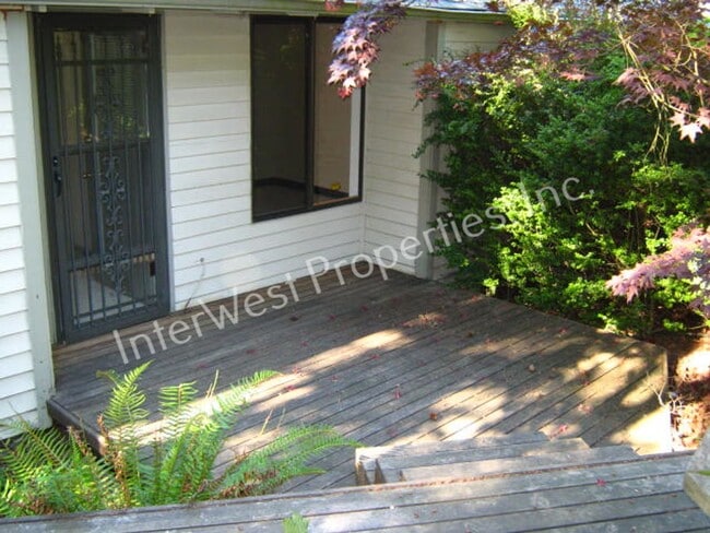 Building Photo - 3 BR Townhome- Wonderful Privacy Deck in Beaverton with 1 Car Garage & A/C!