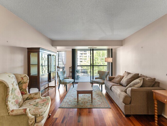 Building Photo - This beautiful 1 bed, 1 bath condo with ov...