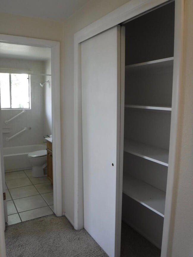 Baño en planta alta con armario para ropa blanca. - 1273 Moore st