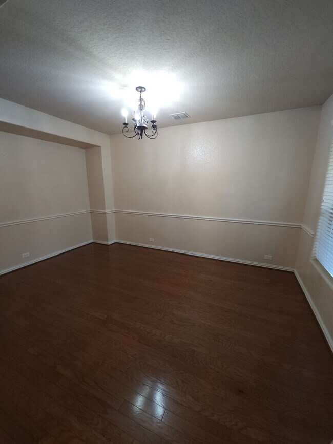 Building Photo - Alamo Ranch Home For Rent 5bed/3 bath- 2 s...