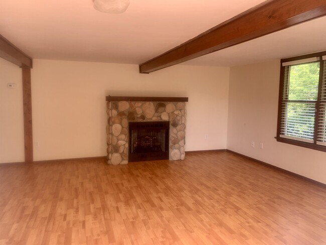 Building Photo - 1356 Neighbors Rd